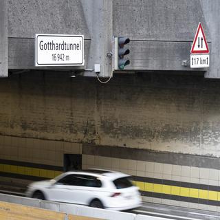 Le tunnel routier du Gothard est fermé pour une durée indéterminée en raison d'une fissure au plafond. [Keystone - Gaetan Bally]