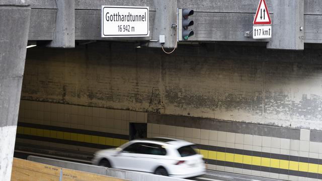 Le tunnel routier du Gothard est fermé pour une durée indéterminée en raison d'une fissure au plafond. [Keystone - Gaetan Bally]