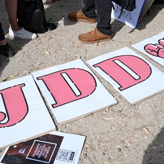 Une pancarte lors d'une manifestation en soutien aux journalistes grévistes du Journal du dimanche. [AFP - Bertrand Guay]
