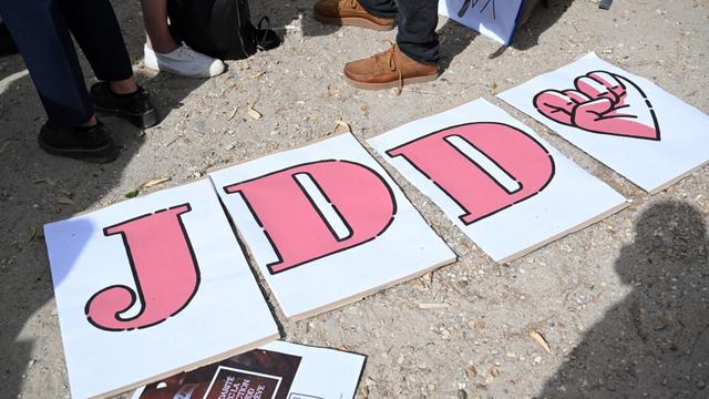 Une pancarte lors d'une manifestation en soutien aux journalistes grévistes du Journal du dimanche. [AFP - Bertrand Guay]