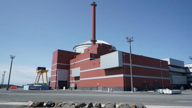 Pour mieux s'insérer dans le paysage finlandais, les trois tours de la centrale d'Olkiluoto ont été peintes en rouge. Elle est située dans une réserve naturelle sur les rives de la Mer Baltique. [RTS - Sophie Iselin]