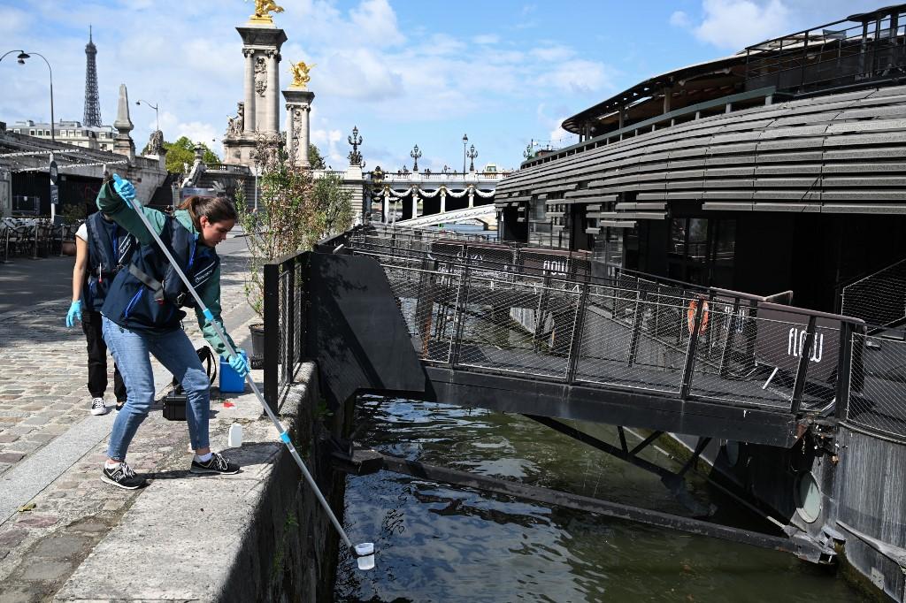 Un prélèvement effectué dans la Seine vendredi 4 août, la veille de l'épreuve féminine prévue. [afp - Bertrand Guay]