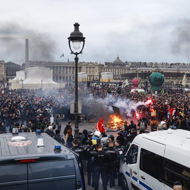 Des milliers de personnes manifestent sur la place de la Concorde, face au Parlement français (Assemblée nationale) à Paris, France, le 16 mars 2023, après que le recours à l'article 49.3 de la Constitution pour voter la loi sur la réforme des retraites. [Keystone - EPA/YOAN VALAT]