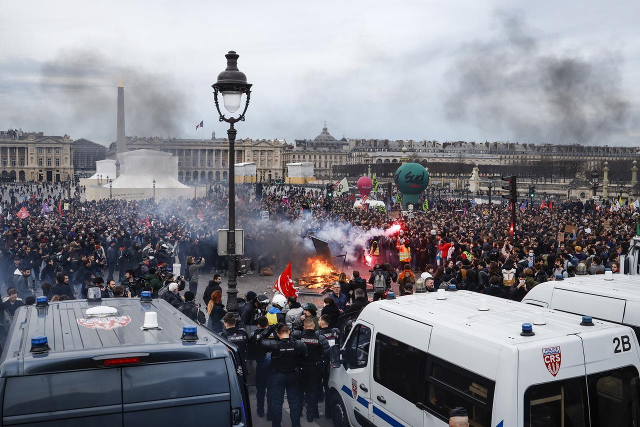 Des milliers de personnes manifestent sur la place de la Concorde, face au Parlement français (Assemblée nationale) à Paris, France, le 16 mars 2023, après que le recours à l'article 49.3 de la Constitution pour voter la loi sur la réforme des retraites. [Keystone - EPA/YOAN VALAT]