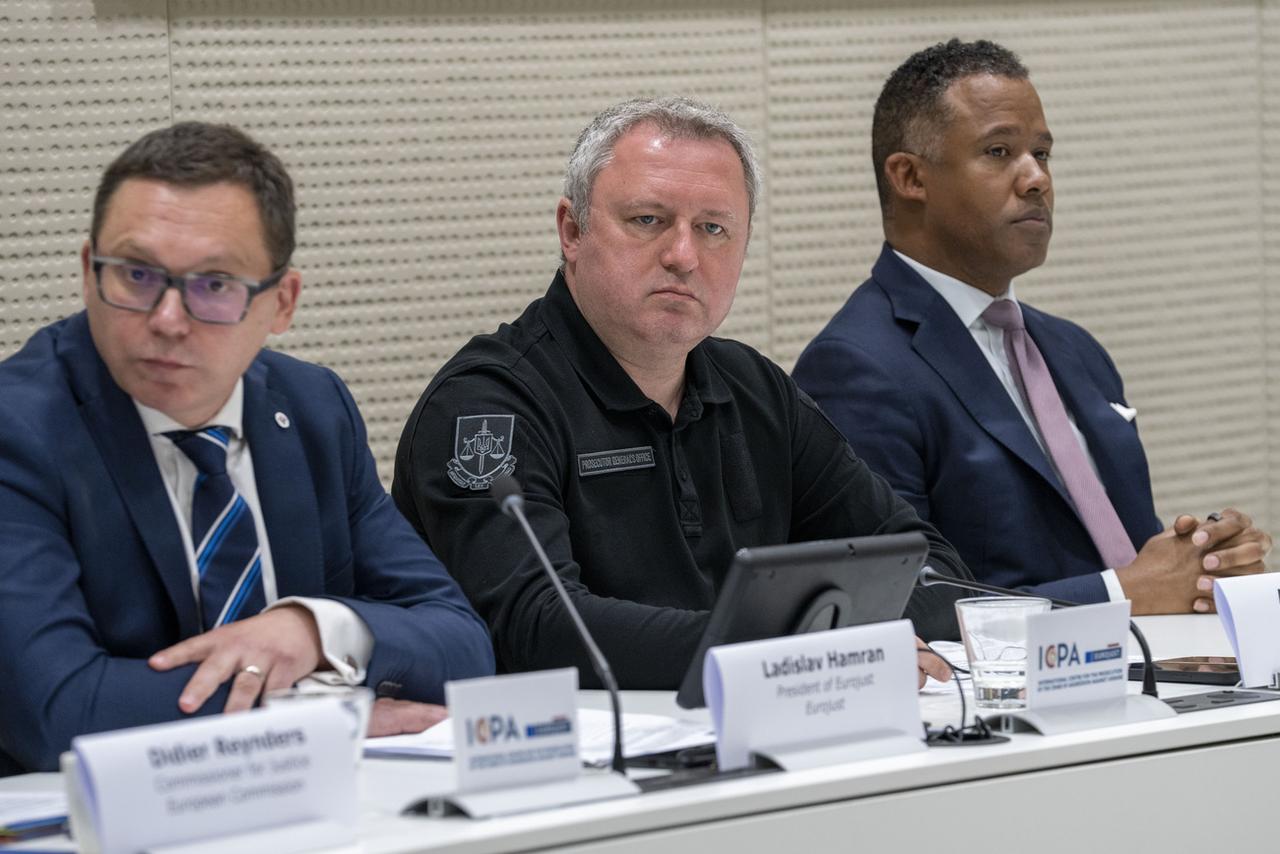 Ladislav Hamran, président d'Eurojust, Andriy Kostine, procureur général de l'Ukraine, et Kenneth A. Polite Jr., procureur général adjoint des États-Unis tiennent une conférence de presse à La Haye pour l'ouverture d'un bureau d'enquête sur le crime d'agression en Ukraine. [Keystone - Peter Dejong / AP Photo]