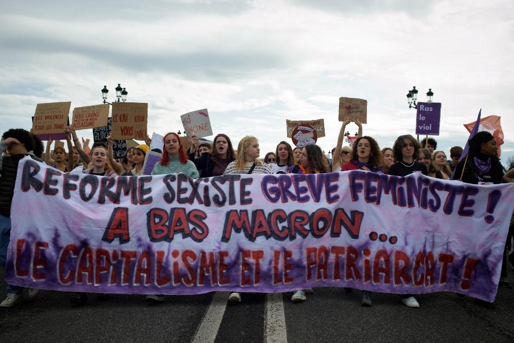 A l'occasion de la Journée internationale des droits des femmes, le 8 mars 2023, une banderole sur laquelle on peut lire "Réforme sexiste, grève féministe! A bas Macron, le capitalisme et le patriarcat!" a été déployée à Toulouse. [AFP - Alain Pitton / NurPhoto]
