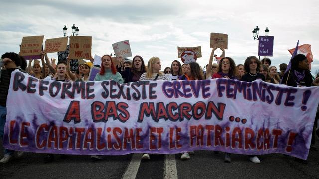 A l'occasion de la Journée internationale des droits des femmes, le 8 mars 2023, une banderole sur laquelle on peut lire "Réforme sexiste, grève féministe! A bas Macron, le capitalisme et le patriarcat!" a été déployée à Toulouse. [AFP - Alain Pitton / NurPhoto]