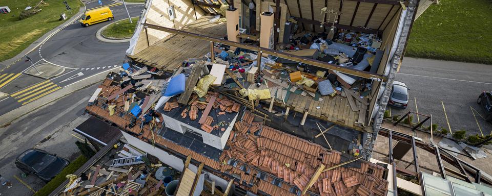 Vue d'une maison détruite lors de la tempête de lundi qui s'est abattue sur La-Chaux-de-Fonds. [Keystone - Valentin Flauraud]