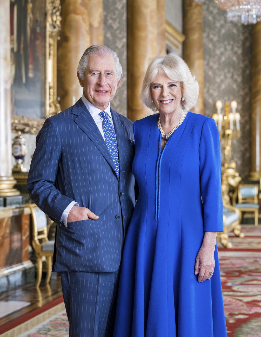La photo officielle du roi Charles III et de la reine consort Camilla. [KEYSTONE - HUGO BURNAND]