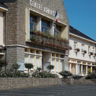 Vue du bâtiment administratif et de la mairie du village breton de Callac en France. [CC BY 3.0 - Nigel Boundy]