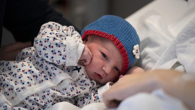 Une petite fille juste après sa naissance à Zurich. [Keystone - Gaetan Bally]