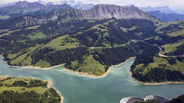 Le projet d’enneigement mécanique prévoit de pomper de l’eau dans le lac de l'Hongrin, qui sera ensuite remontée dans un lac d’accumulation. [Keystone - Alessandro Della Bella]