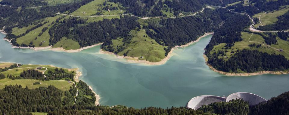 Le projet d’enneigement mécanique prévoit de pomper de l’eau dans le lac de l'Hongrin, qui sera ensuite remontée dans un lac d’accumulation. [Keystone - Alessandro Della Bella]