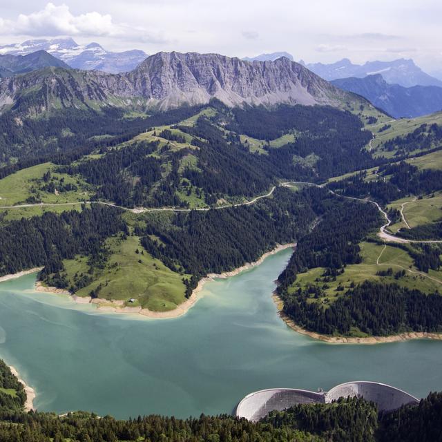 Le projet d’enneigement mécanique prévoit de pomper de l’eau dans le lac de l'Hongrin, qui sera ensuite remontée dans un lac d’accumulation. [Keystone - Alessandro Della Bella]