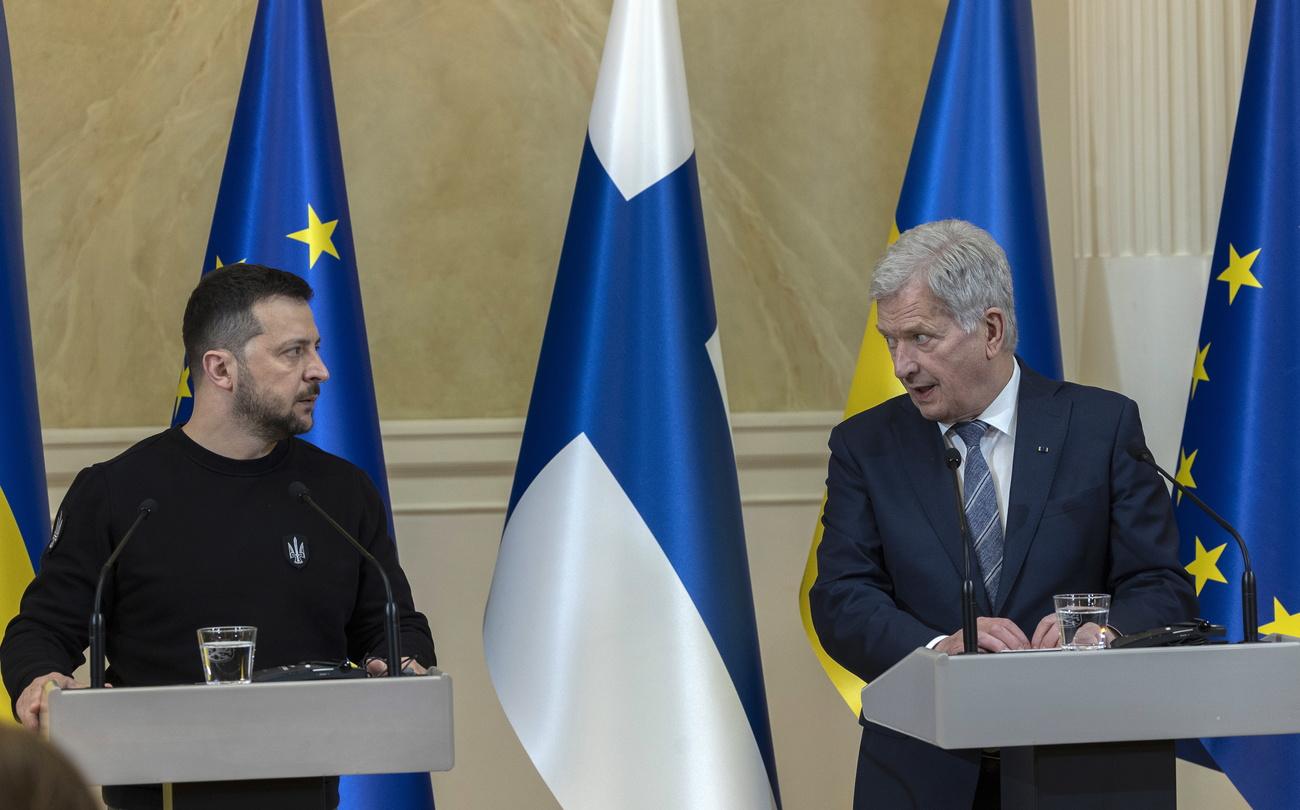 Le président ukrainien Volodymyr Zelensky et le président finlandais Sauli Niinistö, à Helsinki en Finlande, le 3 mai 2023. [KEYSTONE - MAURI RATILAINEN]