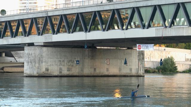 L'action d'une dizaine d'activistes a été lancée depuis le Pont des Trois Roses à Bâle. [Keystone - Laurent Merlet]