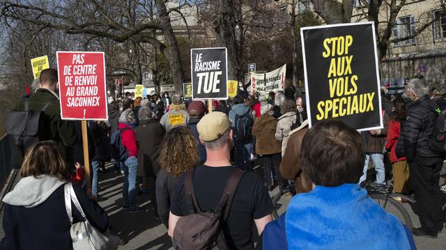 Une manifestation contre les vols spéciaux, organisée par le parti de gauche SolidaritéS à Genève en 2021. [Keystone - Salvatore Di Nolfi]