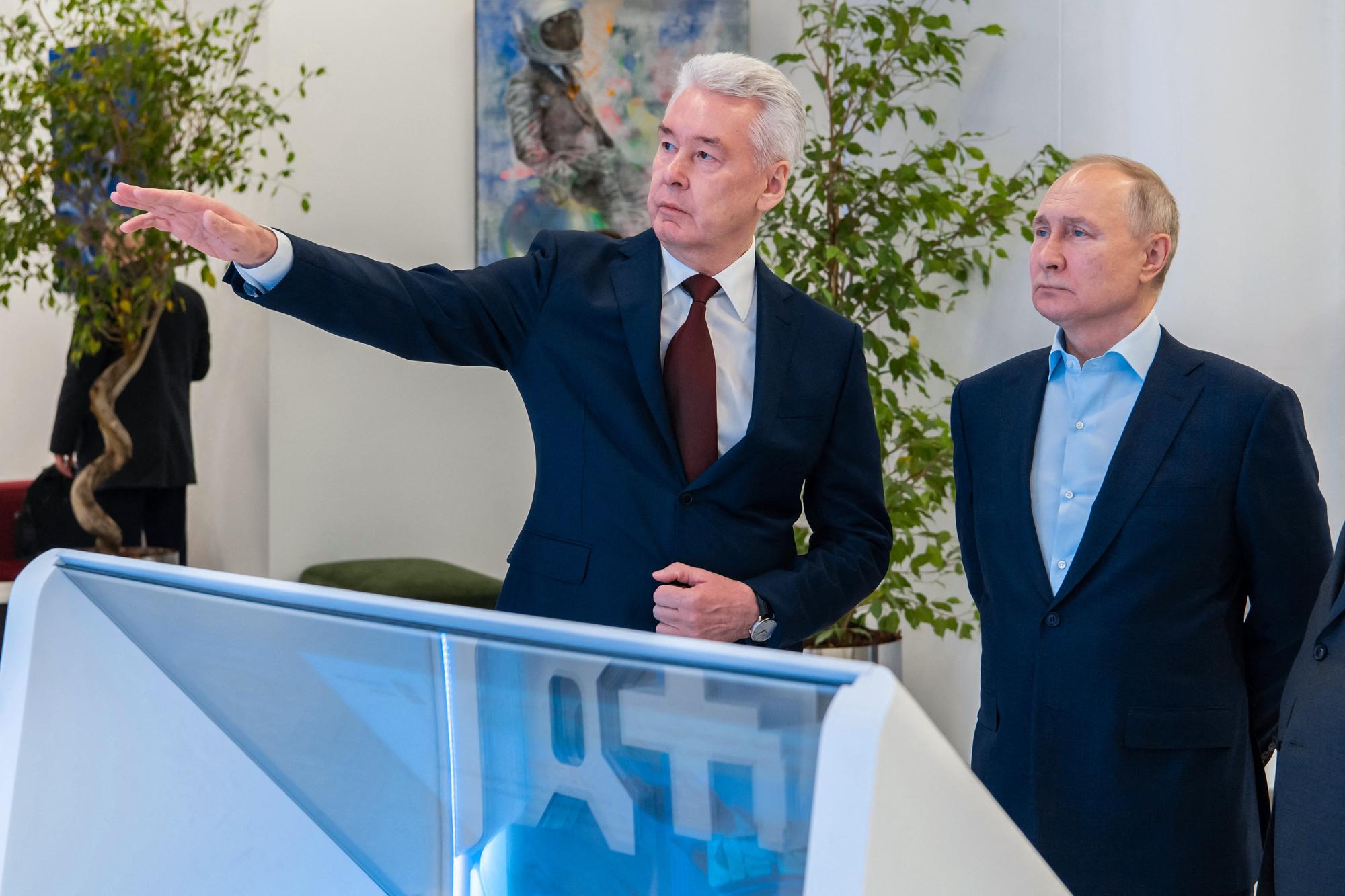 Le maire de Moscou Sergueï Sobianine (à gauche) et le président de la Russie Vladimir Poutine, le 25 janvier 2023. [AFP - MAKSIM MISHIN]