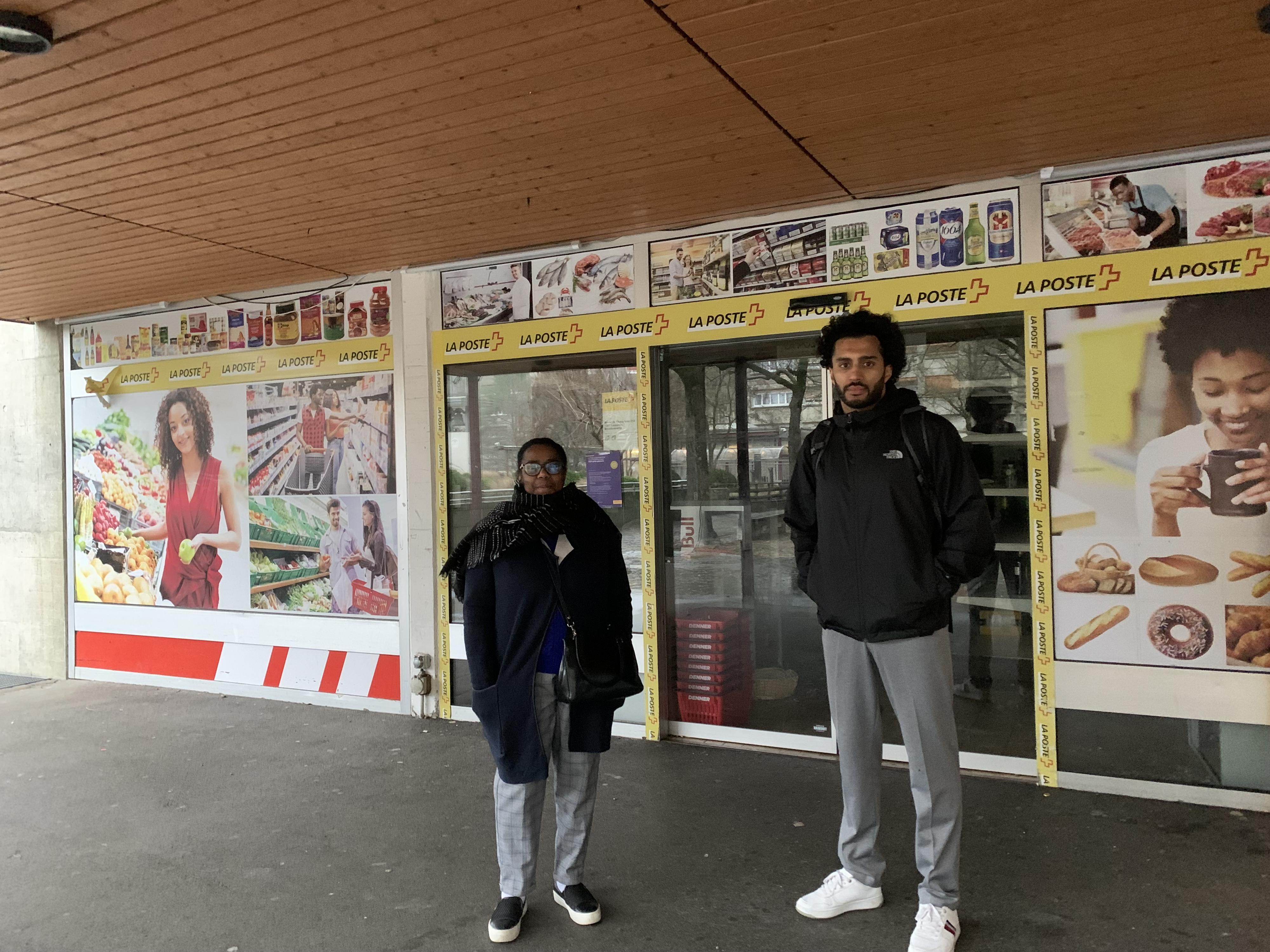 Amina Sy, habitante du quartier, et Mountazar Jaffar, habitant et conseiller communal socialiste à Lausanne, devant le magasin fermé de la Bourdonnnette. [RTS - Martine Clerc]