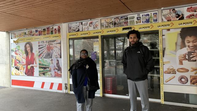 Amina Sy, habitante du quartier, et Mountazar Jaffar, habitant et conseiller communal socialiste à Lausanne, devant le magasin fermé de la Bourdonnnette. [RTS - Martine Clerc]