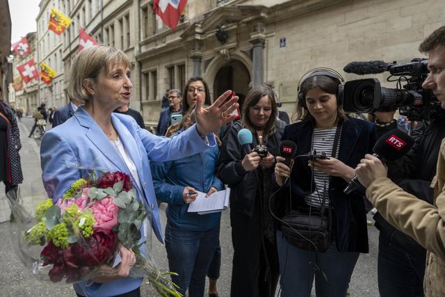 Fabienne Fischer, la grande perdante du jour, répond aux questions des journalistes. [Keystone - Martial Trezzini]