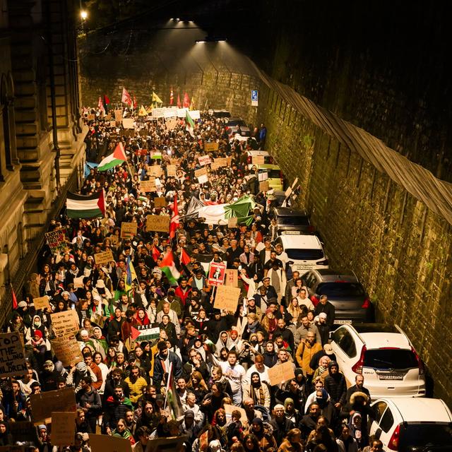 Des manifestants brandissent des pancartes et des drapeaux palestiniens lors d'un rassemblement de soutien au peuple palestinien à Lausanne, le 19 octobre 2023. [keystone - Jean-Christophe Bott]