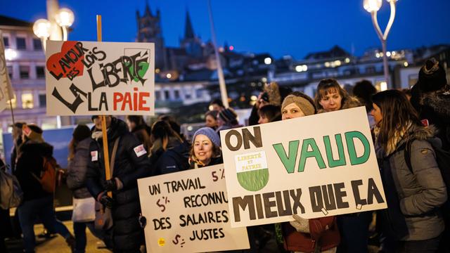 Des employés du service publique et parapublique manifestent pour une indexation de leur salaire plus juste, à Lausanne. [Keystone - Valentin Flauraud]