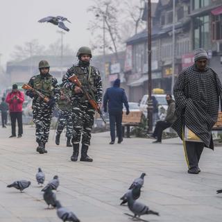 Des soldats indiens patrouillent sur le marché principal de Srinagar, au Cachemire sous contrôle indien, le 11 décembre 2023. [Keystone - AP Photo/Mukhtar Khan]