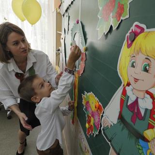 Les enfants ukrainiens ont repris le chemin des salles d'école le 1er septembre 2023. [Keystone/EPA - Sergey Dolzhenko]