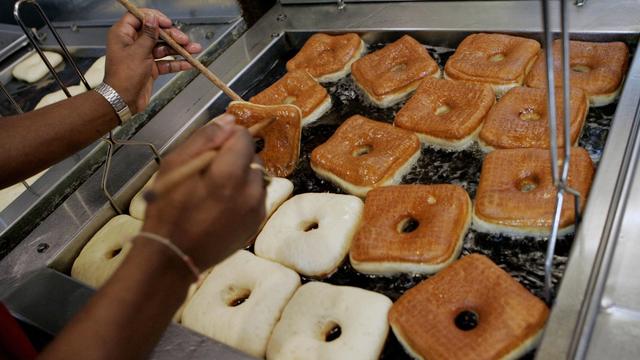 Les acides gras trans industriels peuvent se trouver dans nombre de produits frits et/ou industriels, comme les viennoiseries, le pain, les barres de céréales ou les pâtes à tarte. [Keystone - AP Photo/Richard Drew]