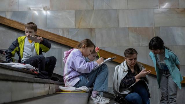 Depuis le début de la guerre, la jeunesse ukrainienne paie un lourd tribut. Près de 500 enfants ont déjà été tués. [reuters - Viacheslav Ratynskyi]