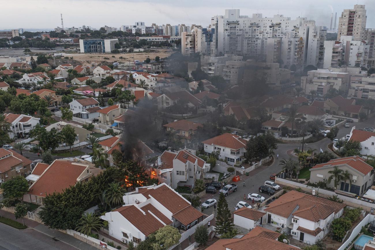 Des la fumée est apparue après les tirs de roquette de la bande de Gaza. [AP photo / Keystone - Tsafrir Abayov]