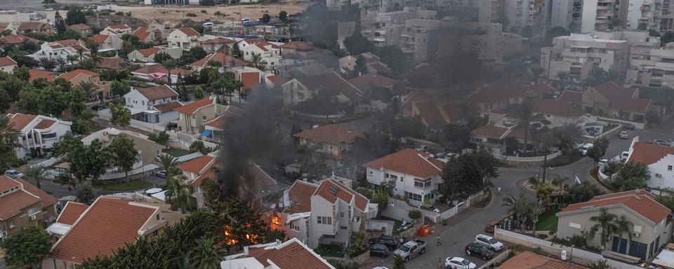 Des la fumée est apparue après les tirs de roquette de la bande de Gaza. [AP photo / Keystone - Tsafrir Abayov]