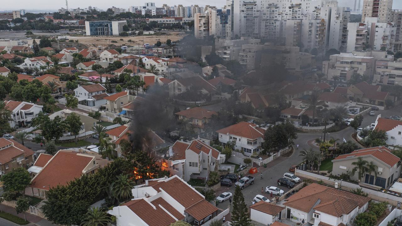 Des la fumée est apparue après les tirs de roquette de la bande de Gaza. [AP photo / Keystone - Tsafrir Abayov]