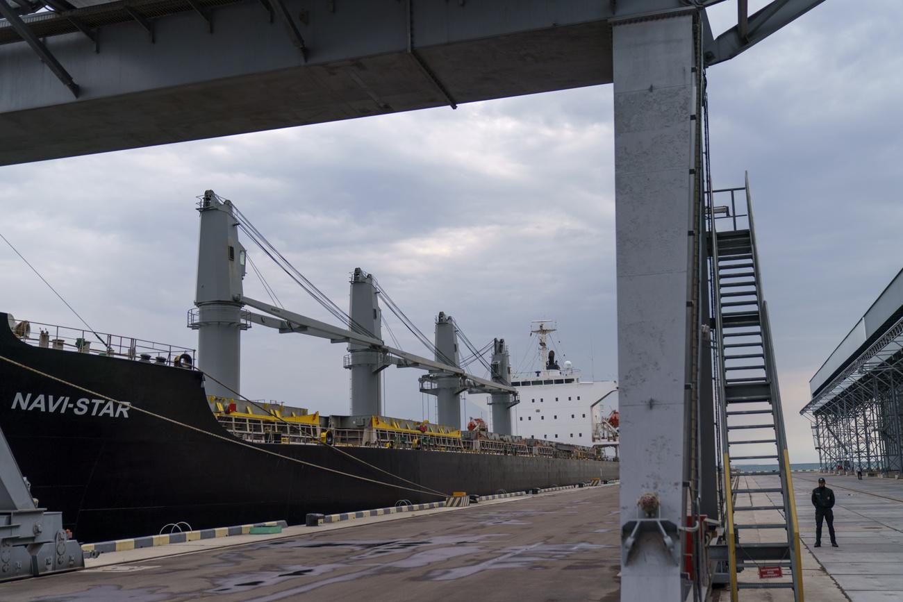 Un navire servant à l'exportation des céréales dans le port d'Odessa, en Ukraine. [Keystone - AP Photo/David Goldman]