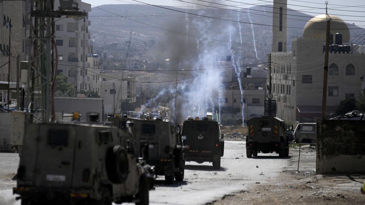Des véhicules militaires israéliens à Naplouse. [Keystone - AP Photo/Majdi Mohammed]