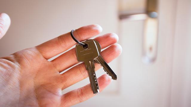 Une main tient les clés d'une chambre. [Depositphotos - Anyaberkut]