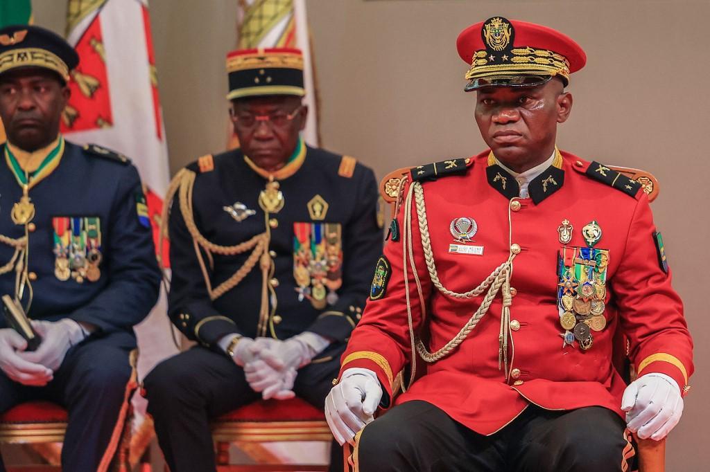 Le général Brice Oligui Nguema (en rouge) lors de son investiture en tant que président de transition du Gabon, à Libreville, le 4 septembre 2023. [AFP - -]