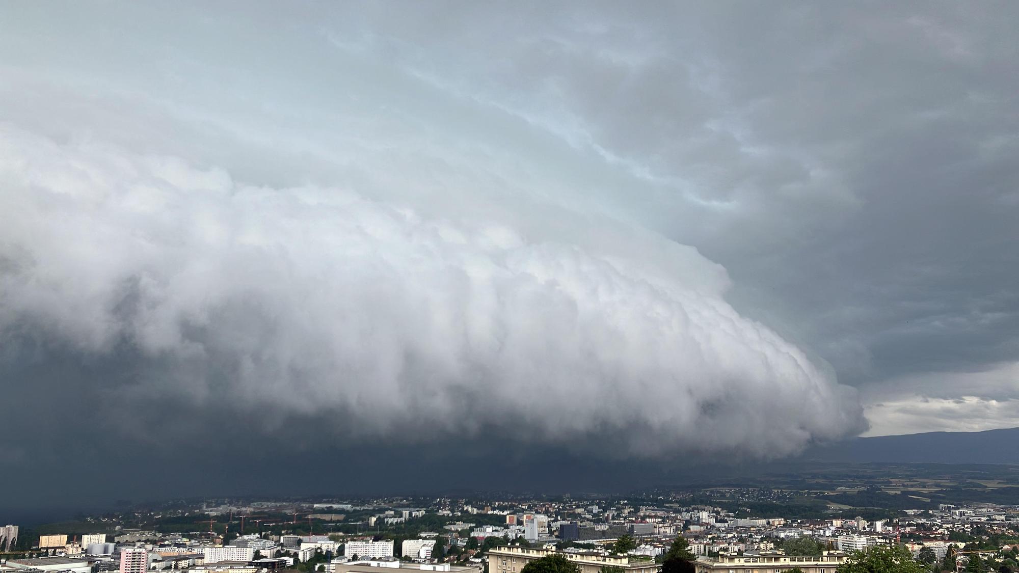 Vue de l'orage arrivant sur Lausanne le 22 juin 2023. [VosInfos - JF Blanchet]