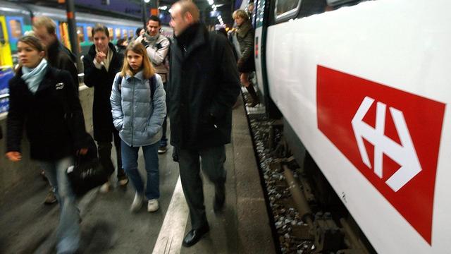 SwissPass lance trois abonnements spéciaux pour les jeunes de moins de 25 ans. [Keystone - Laurent Gillieron]