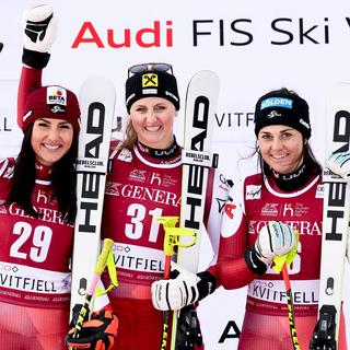 Les skieuses autrichiennes Stephanie Venier, Nina Ortlieb et Franziska Gritsch posent sur le podium de la victoire au Super G dames à Kvitfjell en Norvège. [Keystone/EPA - Geir Olsen]