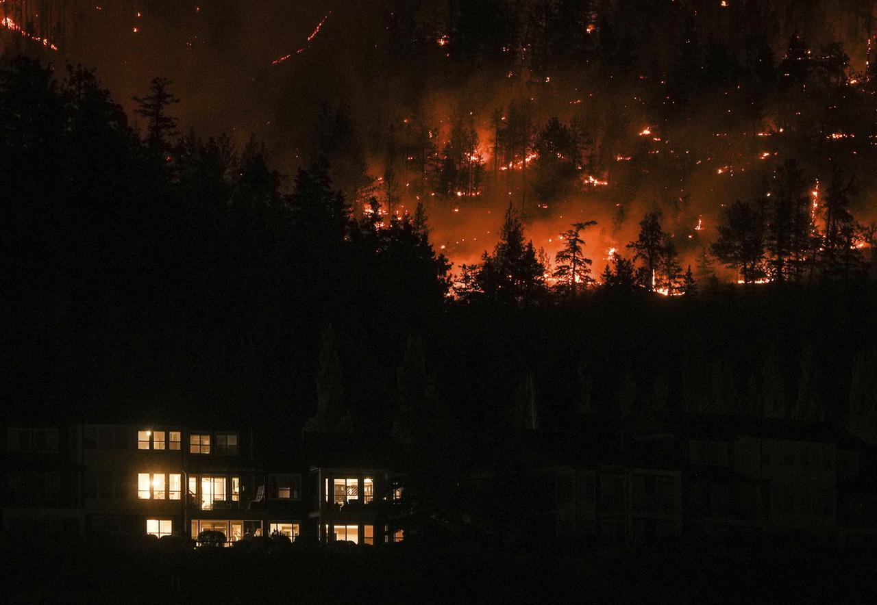 Le Canada connaît cette année une saison des feux de forêt qui bat tous les records: 168'000 Canadiens ont été évacués à travers le pays. [Keystone - Darryl Dyck/The Canadian Press via AP]