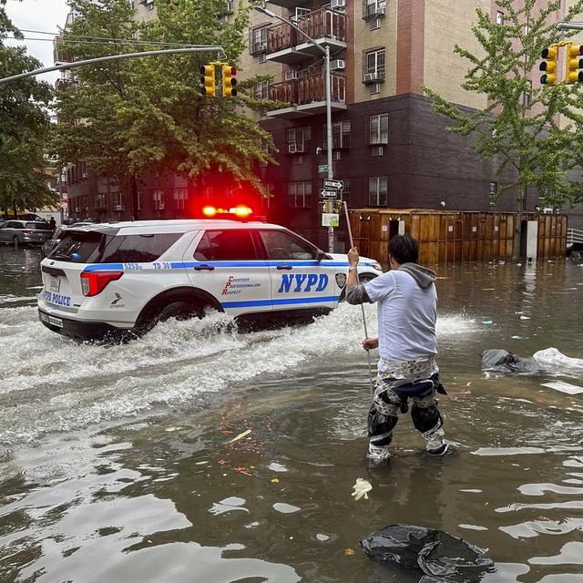 New York inondée et en partie paralysée par des pluies torrentielles. [KEYSTONE - JAKE OFFENHARTZ]