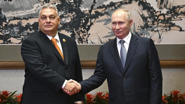 Le Premier ministre hongrois Viktor Orban a rencontré le président russe Vladimir Poutine en marge du forum sur la nouvelle route de la Soie en Chine, le 17 octobre 2023. [Sputnik, Kremlin Pool Photo via AP File, Keystone - Grigory Sysoye]