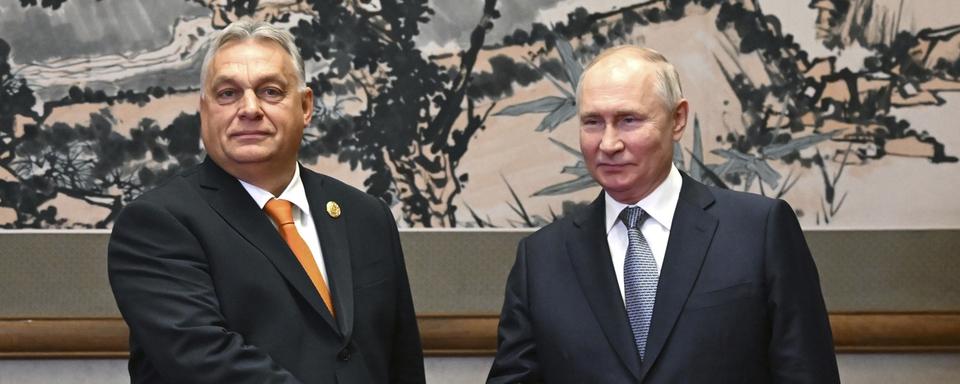 Le Premier ministre hongrois Viktor Orban a rencontré le président russe Vladimir Poutine en marge du forum sur la nouvelle route de la Soie en Chine, le 17 octobre 2023. [Sputnik, Kremlin Pool Photo via AP File, Keystone - Grigory Sysoye]