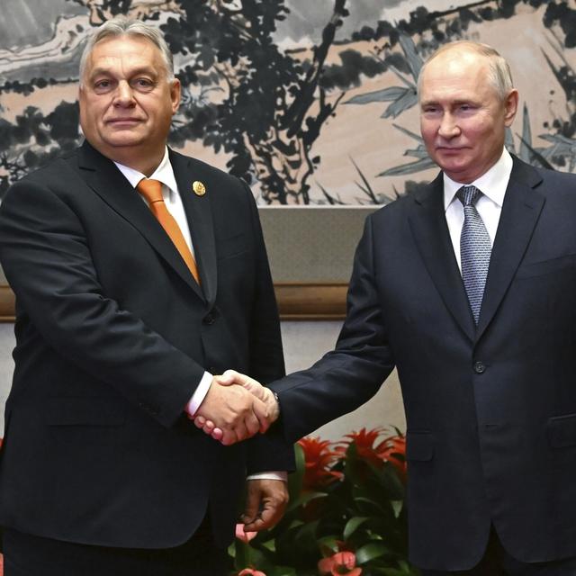 Le Premier ministre hongrois Viktor Orban a rencontré le président russe Vladimir Poutine en marge du forum sur la nouvelle route de la Soie en Chine, le 17 octobre 2023. [Sputnik, Kremlin Pool Photo via AP File, Keystone - Grigory Sysoye]