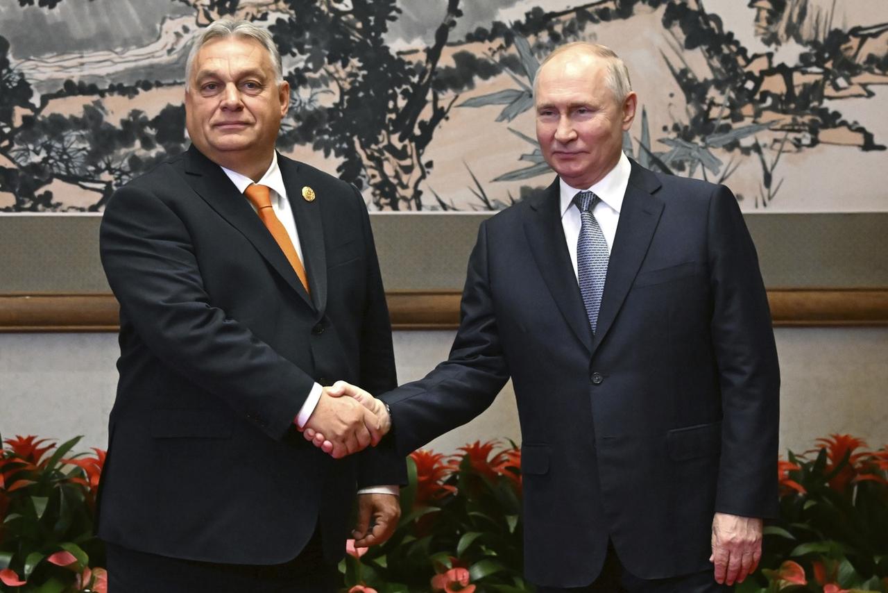 Le Premier ministre hongrois Viktor Orban a rencontré le président russe Vladimir Poutine en marge du forum sur la nouvelle route de la Soie en Chine, le 17 octobre 2023. [Sputnik, Kremlin Pool Photo via AP File, Keystone - Grigory Sysoye]