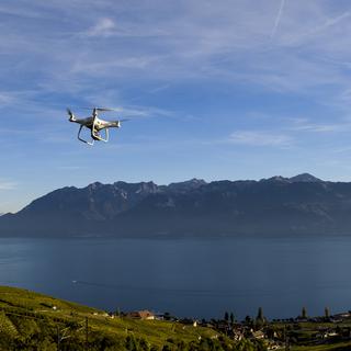Les pilotes de drones doivent suivre une formation depuis le début de l'année. [Keystone - Jean-Christophe Bott]