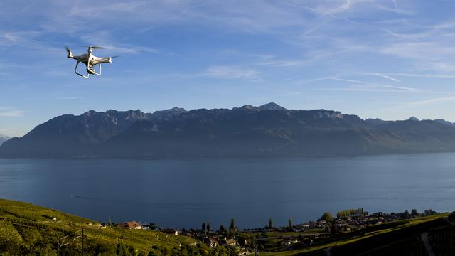 Les pilotes de drones doivent suivre une formation depuis le début de l'année. [Keystone - Jean-Christophe Bott]