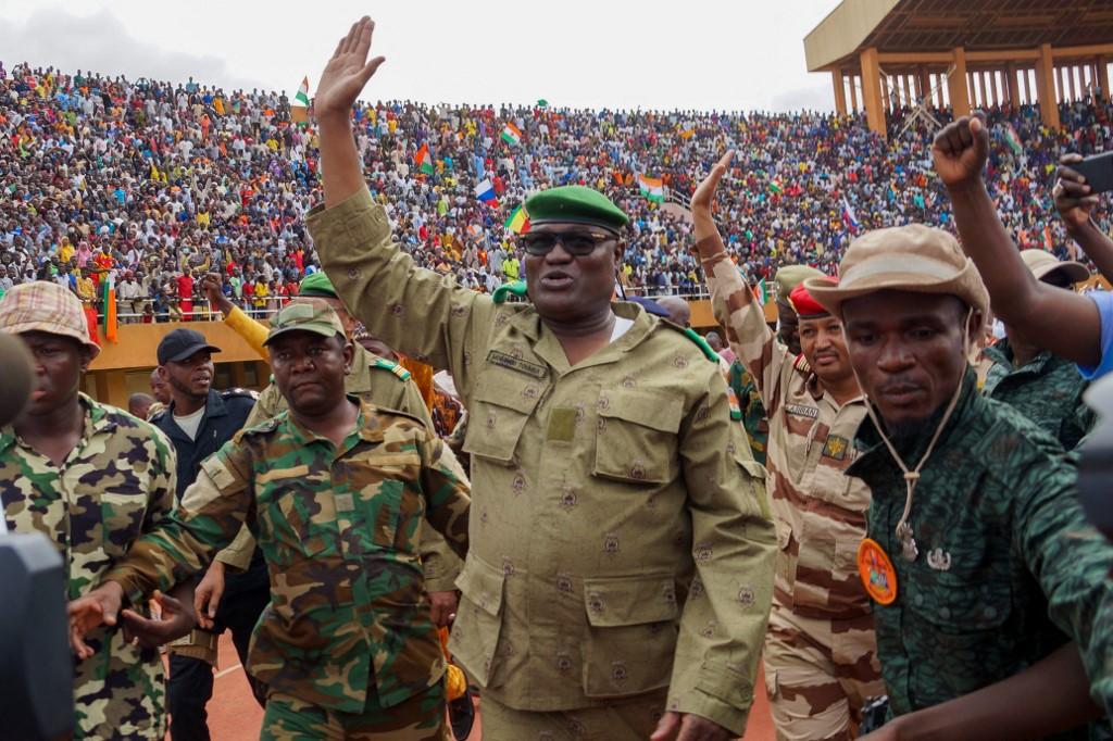 Mohamed Toumba, l'une des figures de proue du CNSP, salue des partisans du coup d'État au Niger rassemblés dans un stade de la capitale Niamey. [AFP - Balima Boureima / Anadolu Agency]